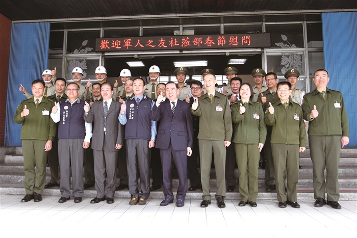 中華民國軍人之友社理事長李棟樑1月10日前往憲兵202指揮部敬軍慰問,代表社會與工商各界捎來鼓勵及尊敬之意。
