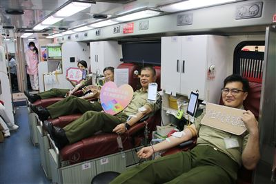 4-指揮官參加營區捐血活動 用熱血回饋社會.jpg