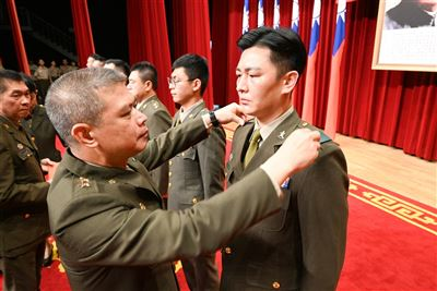 1-指揮官主持軍人節表揚大會暨晉任授階典禮 勉發揚忠貞精神.jpg