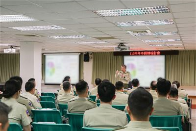 2-指揮官主持年中訓練工作研討會 期強化部隊戰力.jpg