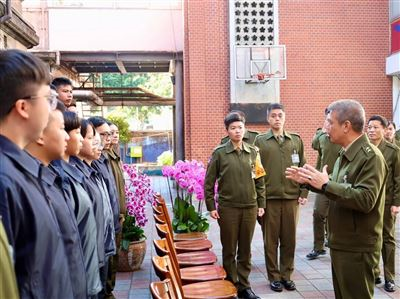 1-指揮官慰勉北部地區部隊 提前賀佳節