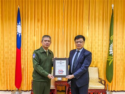 Commander Presents Certificate of Appointment to Legal Advisor, Jointly Safeguarding Rights and Interests of Officers and Soldiers