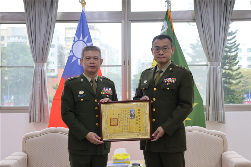 Commander Meets with Senior Officers Approaching Retirement, Commending Their Dedicated Service